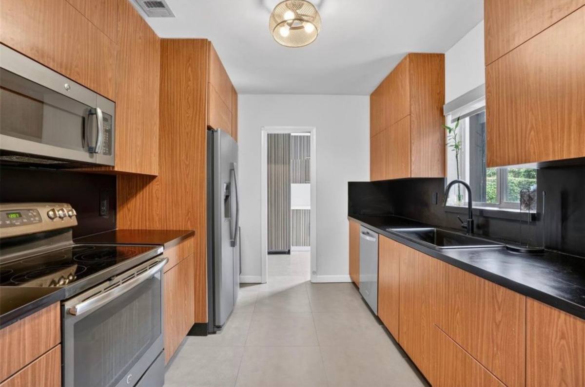 House for rent at 425 NE 114th St, Miami, FL 33161