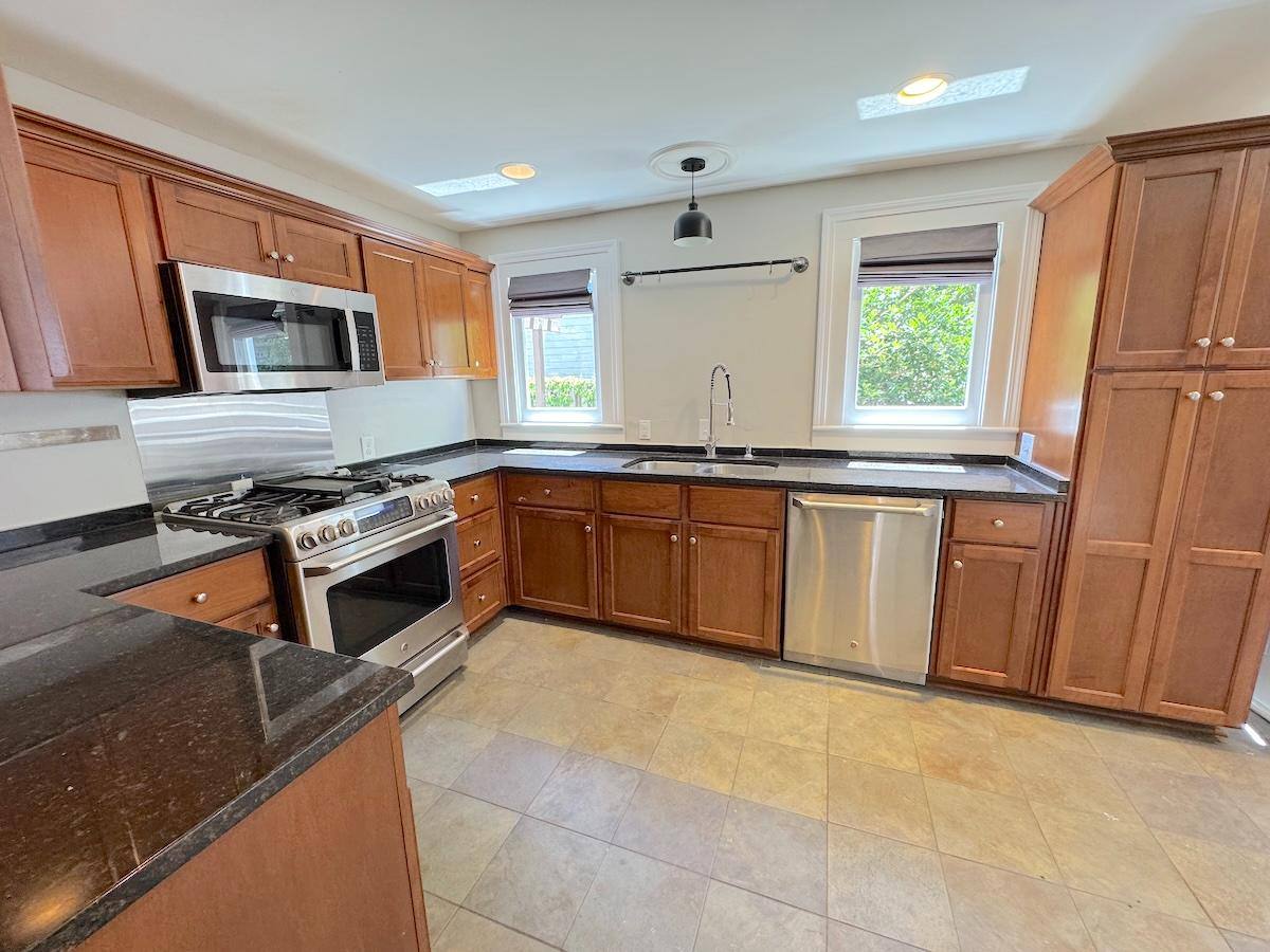 Townhouse for rent at 414 Price St, Savannah, GA 31401