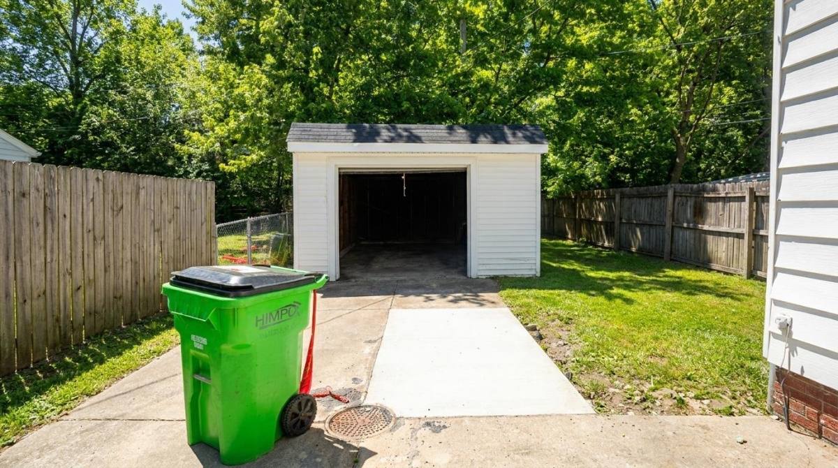 Townhouse for rent at 1550 E 256th St, Euclid, OH 44132