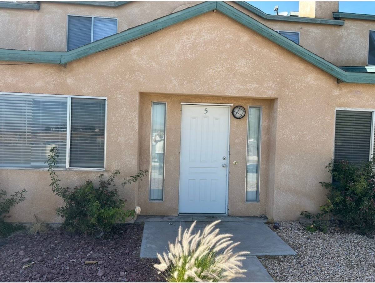Apartment for rent at 15978 Muni Rd #5, Apple Valley, CA 92307