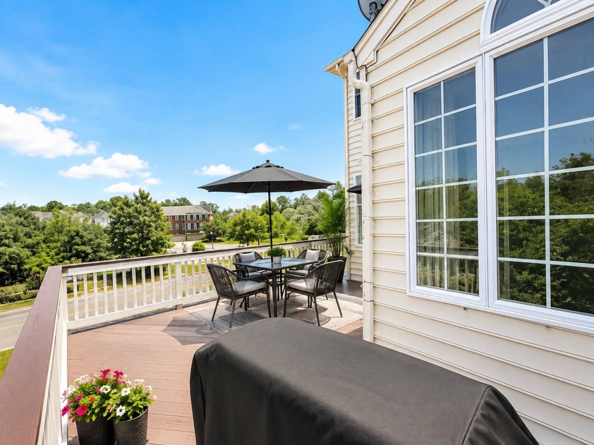 Townhouse for rent at 25565 America Square, Chantilly, VA 20152