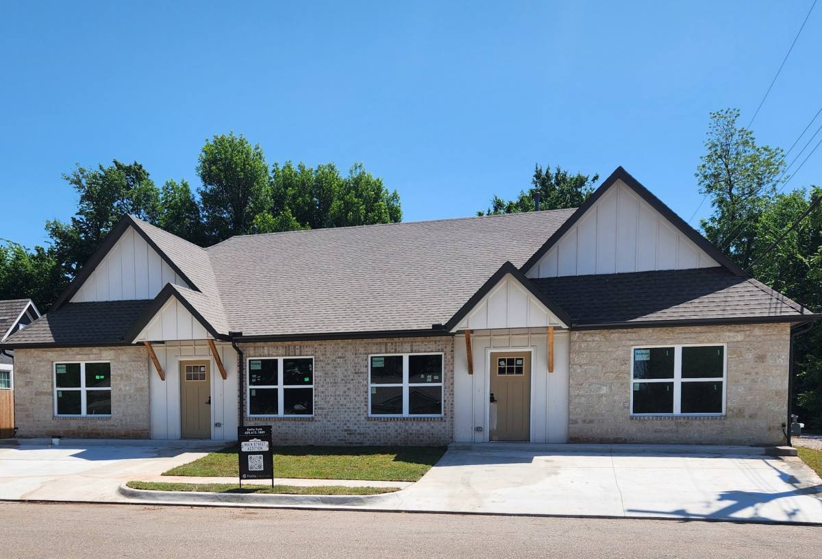 Townhouse for rent at 104 S Walnut St, Edmond, OK 73003