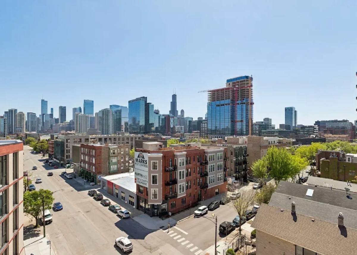 Apartment for rent at 1001 W Grand Ave, Chicago, IL 60642