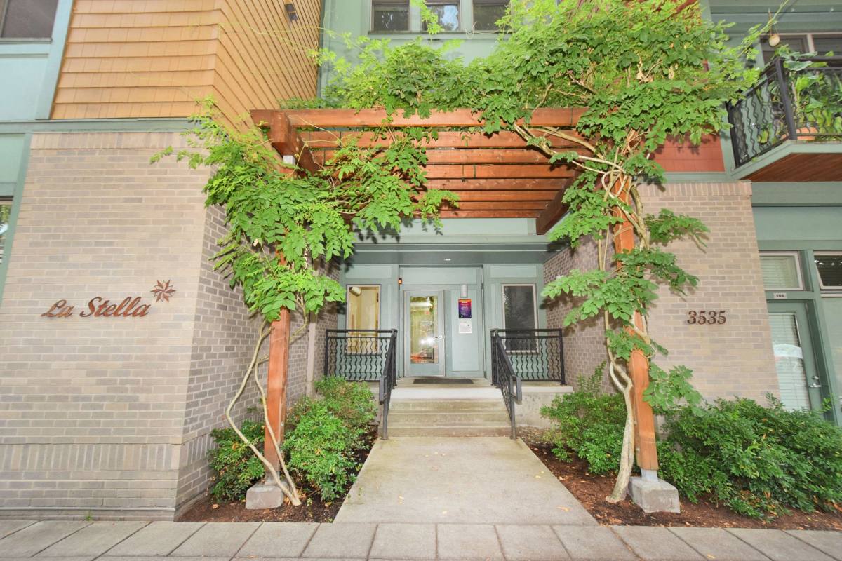Apartment for rent at 3535 S Corbett Ave #301, Portland, OR 97239