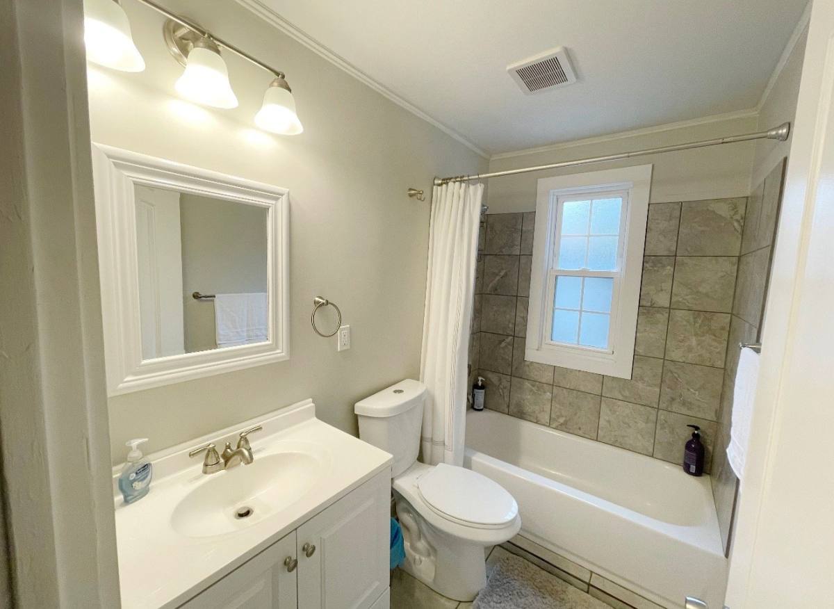 Apartment for rent at 16818 Kenyon Rd #1, Cleveland, OH 44120