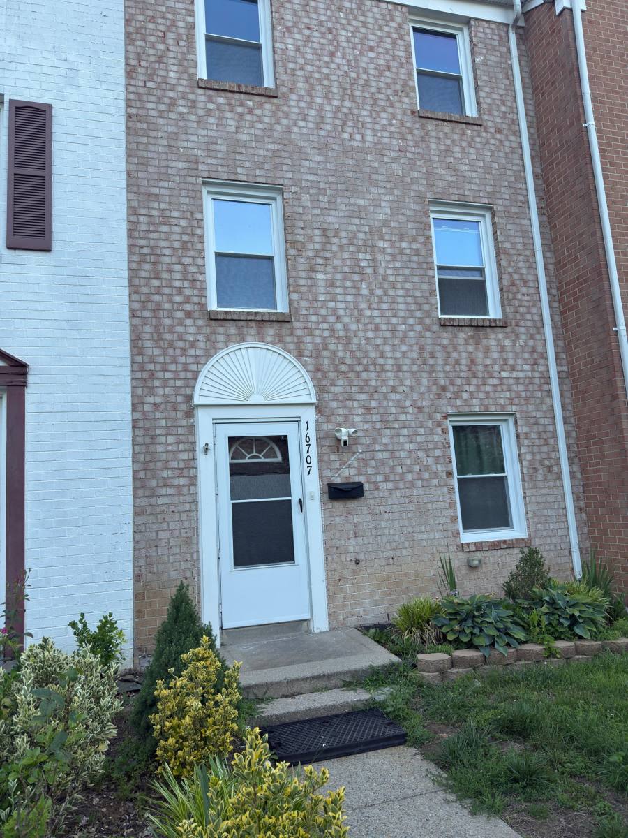 Townhouse for rent at 16707 Chowning Court, Woodbridge, VA 22191
