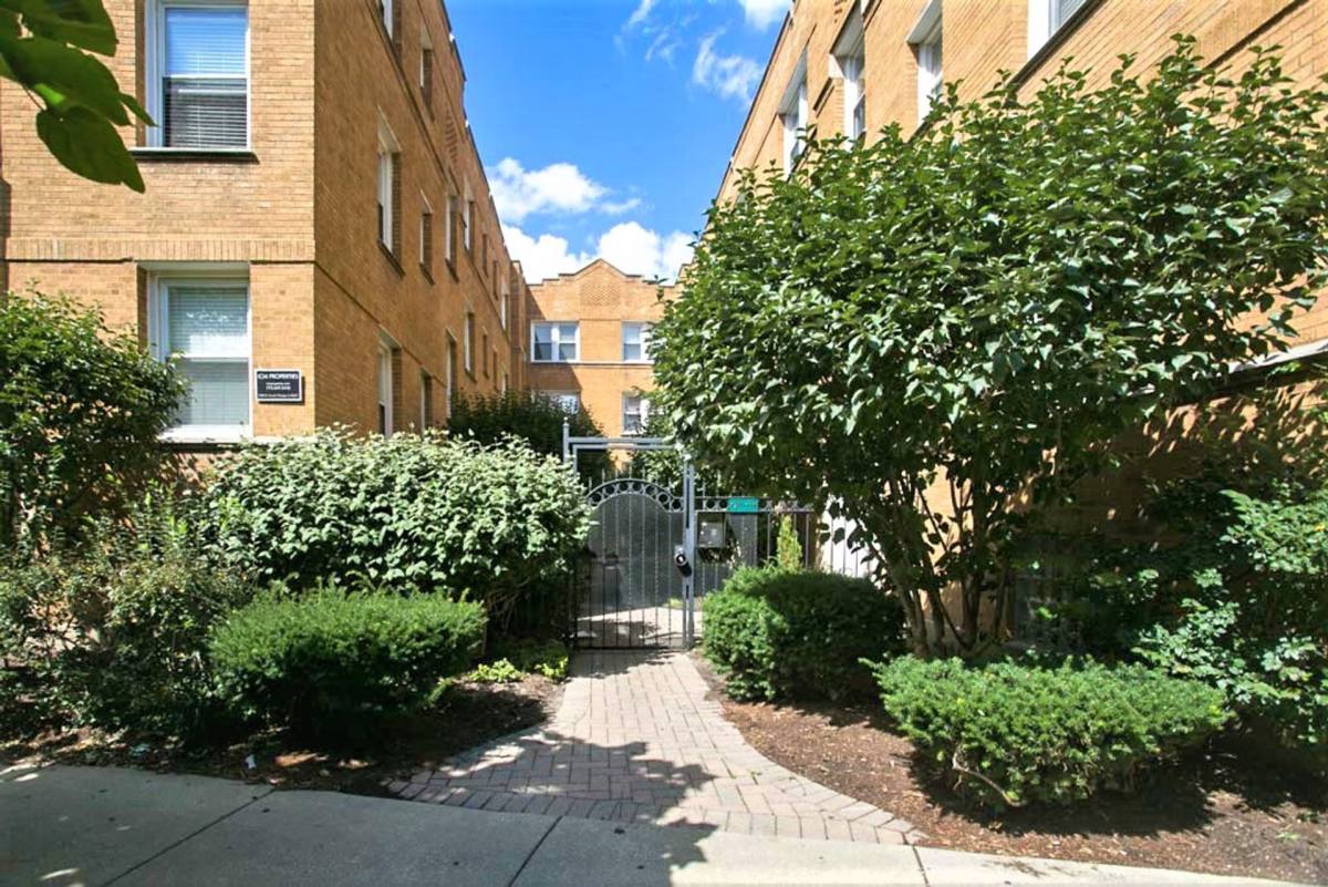 Condo for rent at 628 W Roscoe St, Chicago, IL 60657