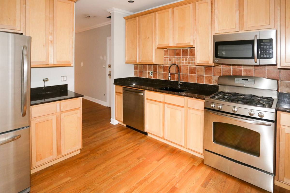 Condo for rent at 628 W Roscoe St, Chicago, IL 60657