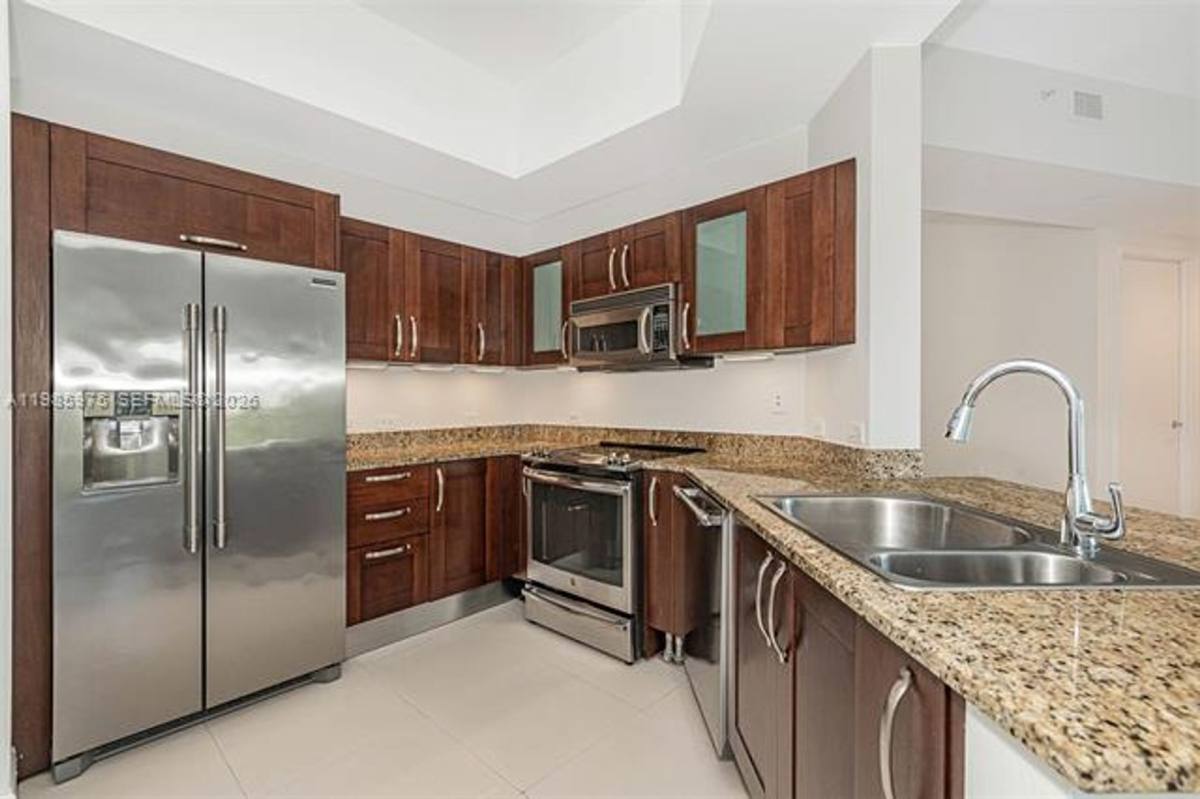 Apartment for rent at 20000 E Country Club Dr, Miami, FL 33180