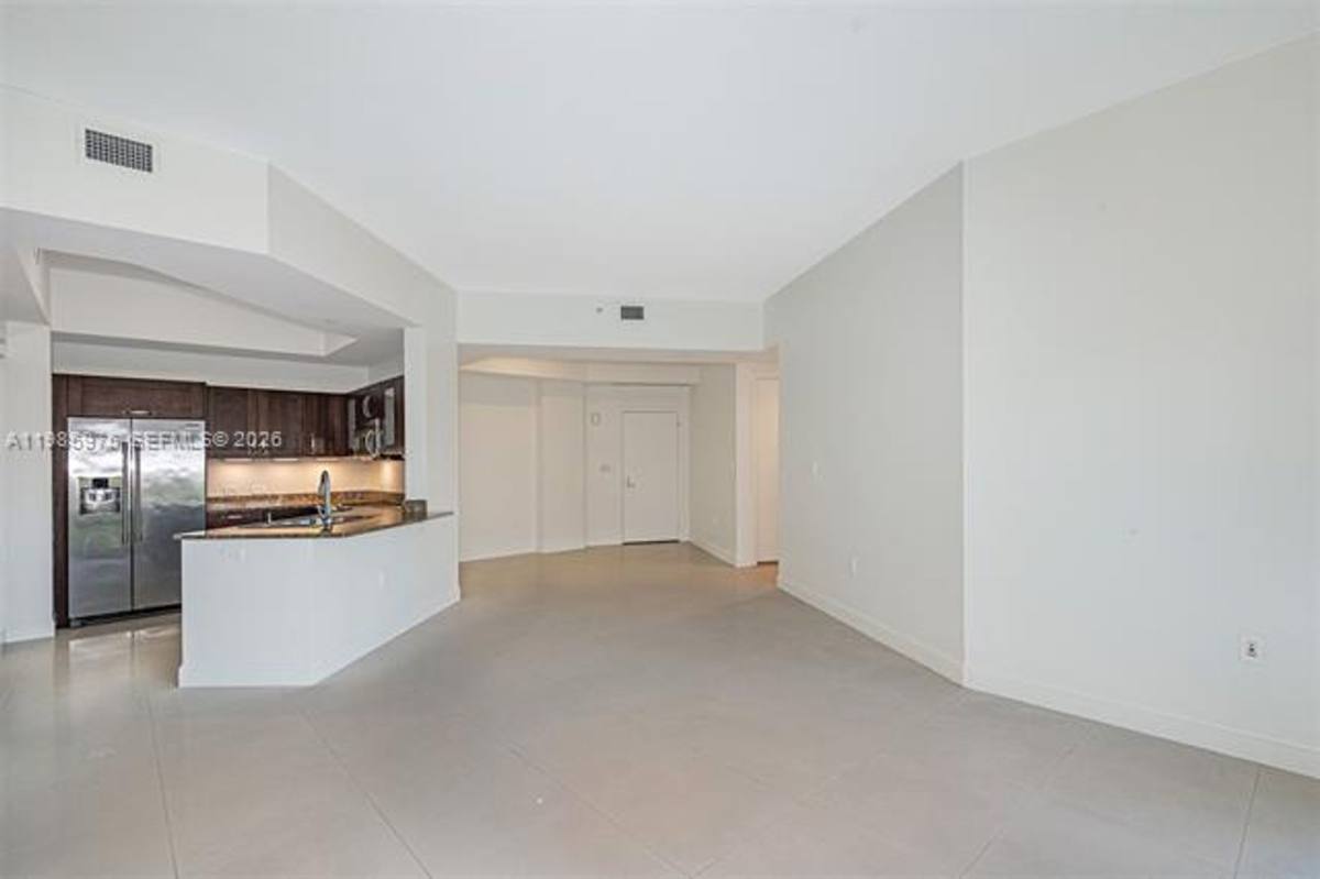 Apartment for rent at 20000 E Country Club Dr, Miami, FL 33180
