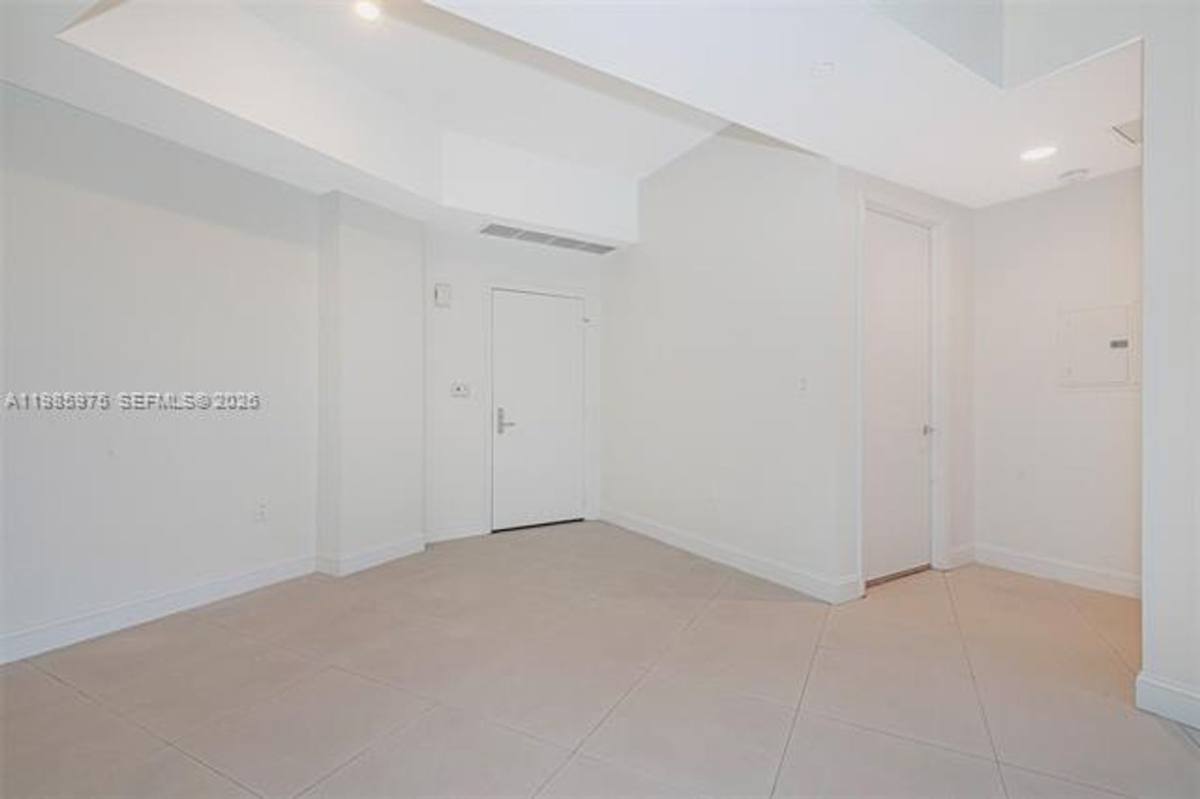 Apartment for rent at 20000 E Country Club Dr, Miami, FL 33180