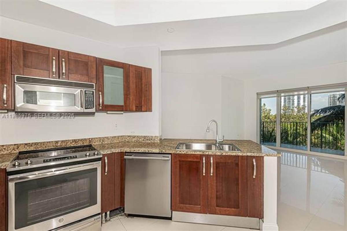Apartment for rent at 20000 E Country Club Dr, Miami, FL 33180