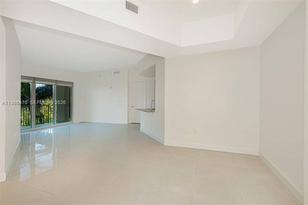 Apartment for rent at 20000 E Country Club Dr, Miami, FL 33180