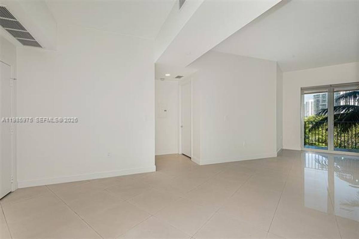 Apartment for rent at 20000 E Country Club Dr, Miami, FL 33180