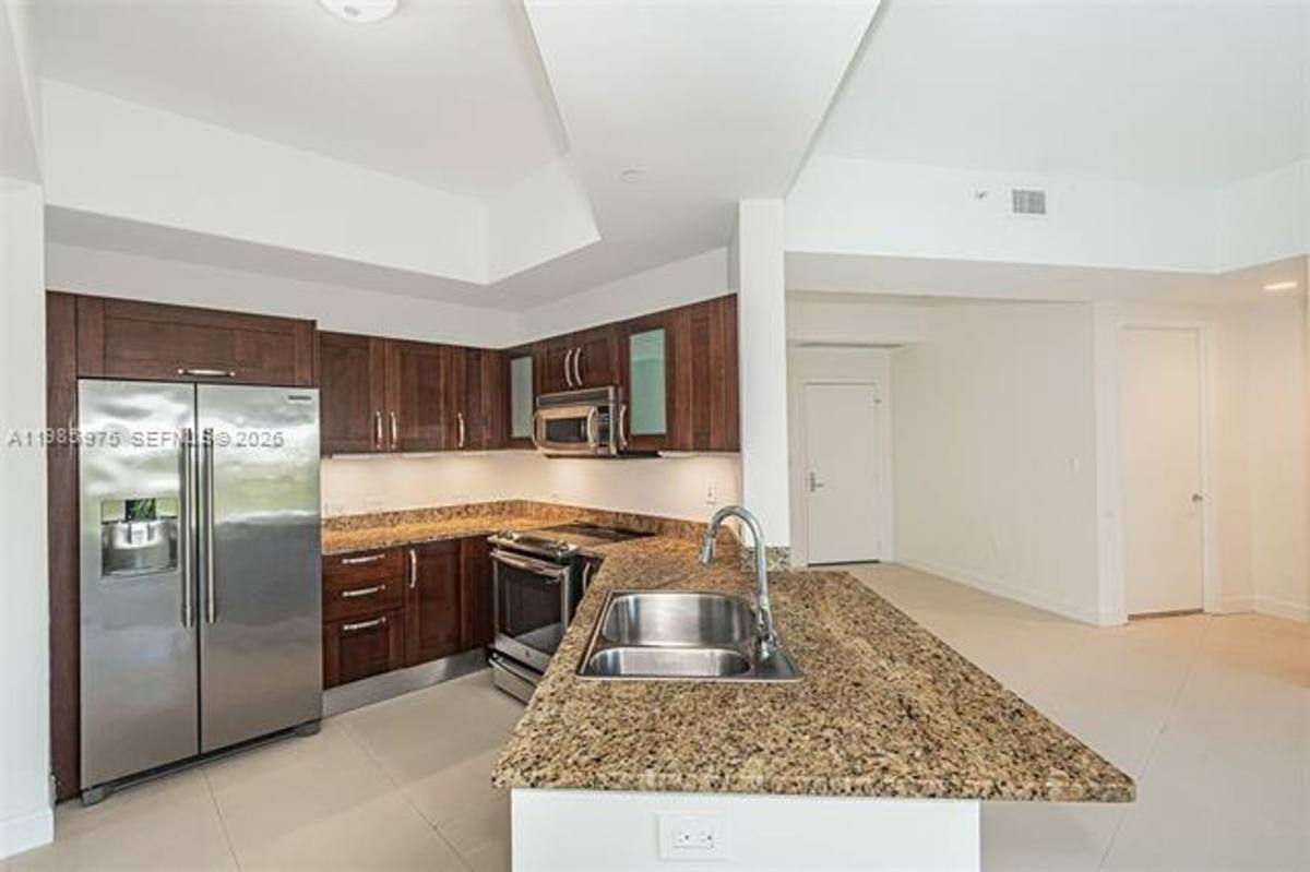Apartment for rent at 20000 E Country Club Dr, Miami, FL 33180