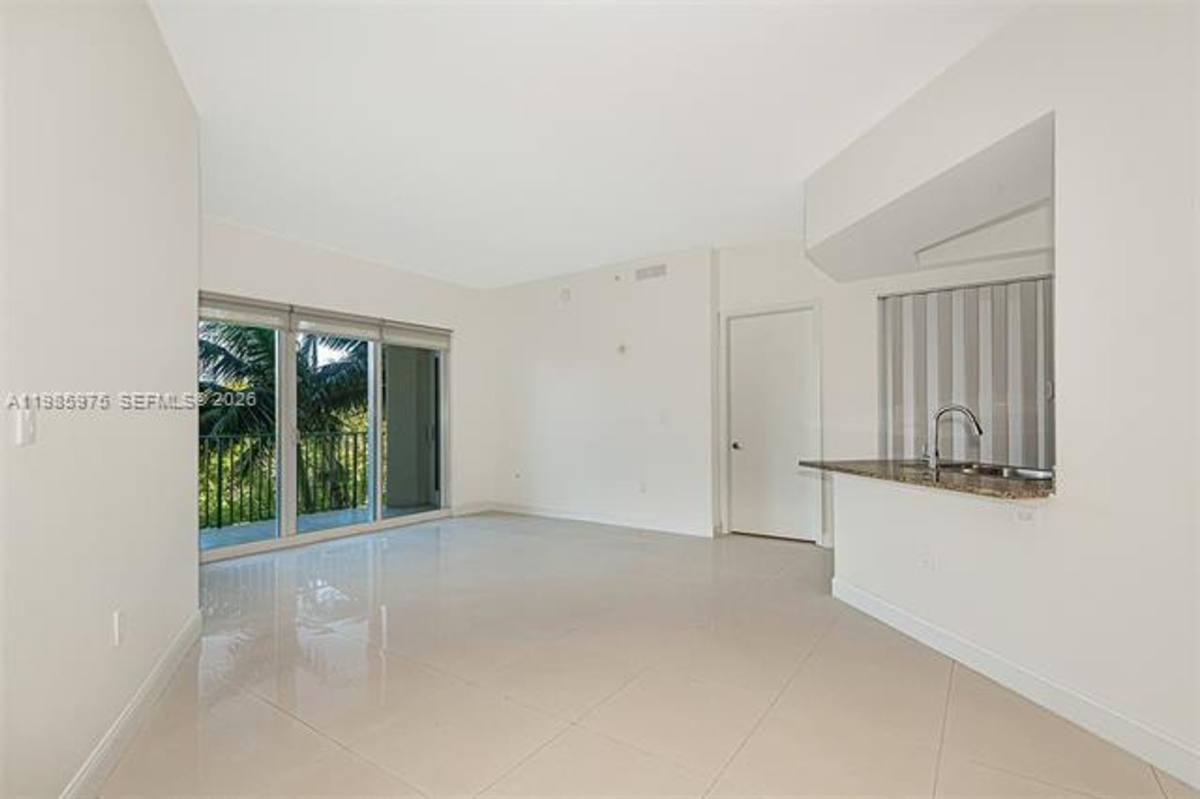 Apartment for rent at 20000 E Country Club Dr, Miami, FL 33180