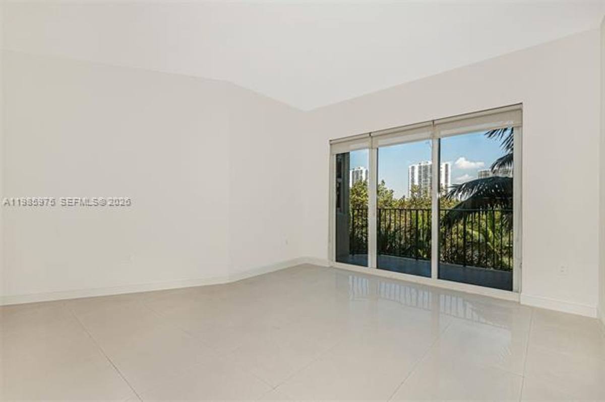 Apartment for rent at 20000 E Country Club Dr, Miami, FL 33180