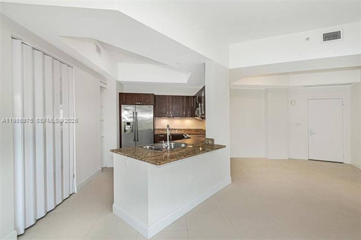 Apartment for rent at 20000 E Country Club Dr, Miami, FL 33180