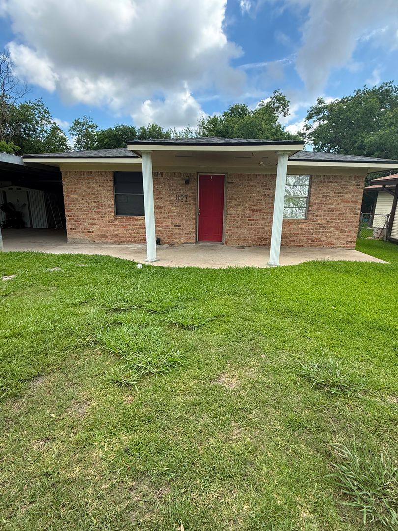 Apartment for rent at 1107 S 16th St, Nederland, TX 77627