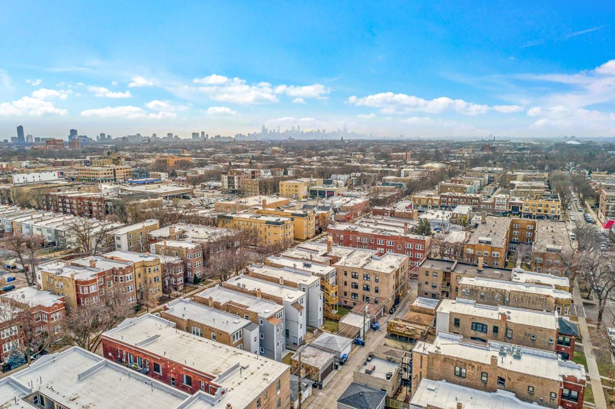 Apartment for rent at 4844 N Rockwell St, Chicago, IL 60625