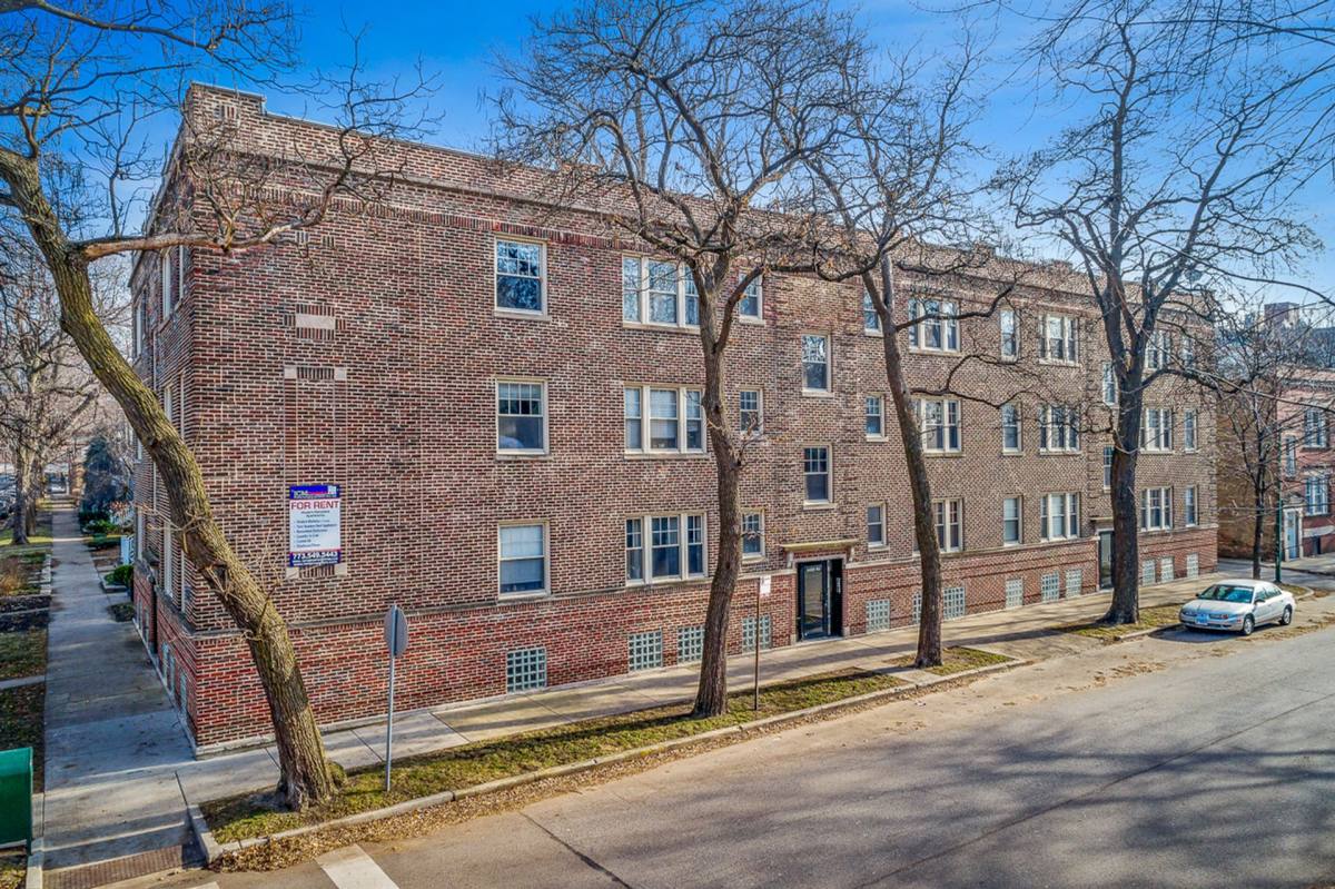 Apartment for rent at 1849 W Cornelia Ave, Chicago, IL 60657