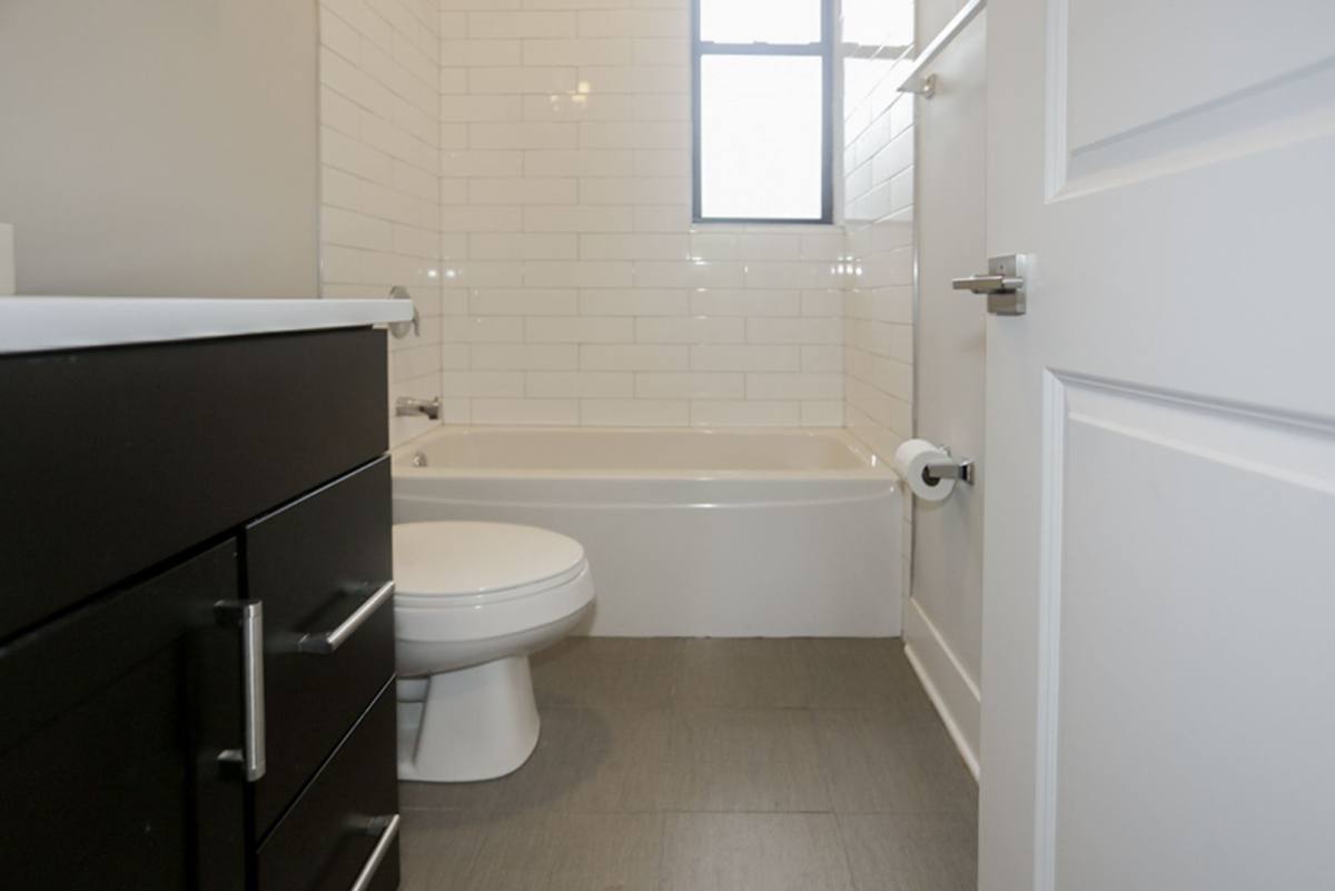 Apartment for rent at 1946 W Nelson St, Chicago, IL 60657