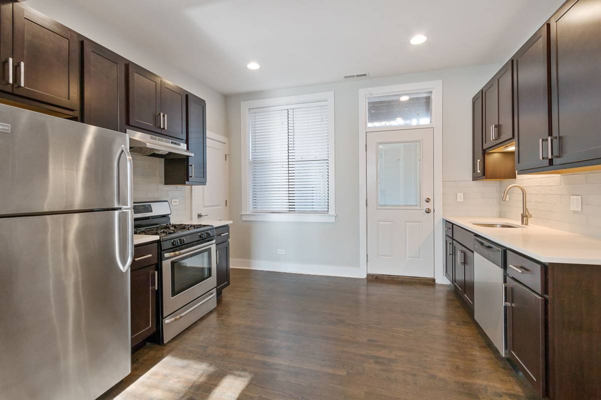 Apartment for rent at 1946 W Nelson St, Chicago, IL 60657