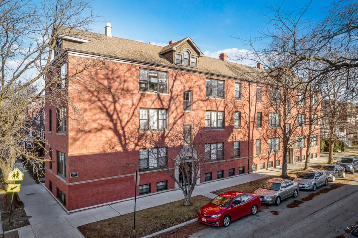 Apartment for rent at 1946 W Nelson St, Chicago, IL 60657
