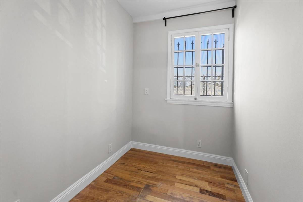 Apartment for rent at 1019-1029 S Westmoreland Ave, Los Angeles, CA 90006