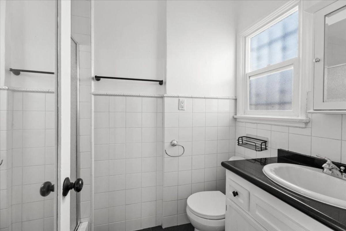 Apartment for rent at 1019-1029 S Westmoreland Ave, Los Angeles, CA 90006