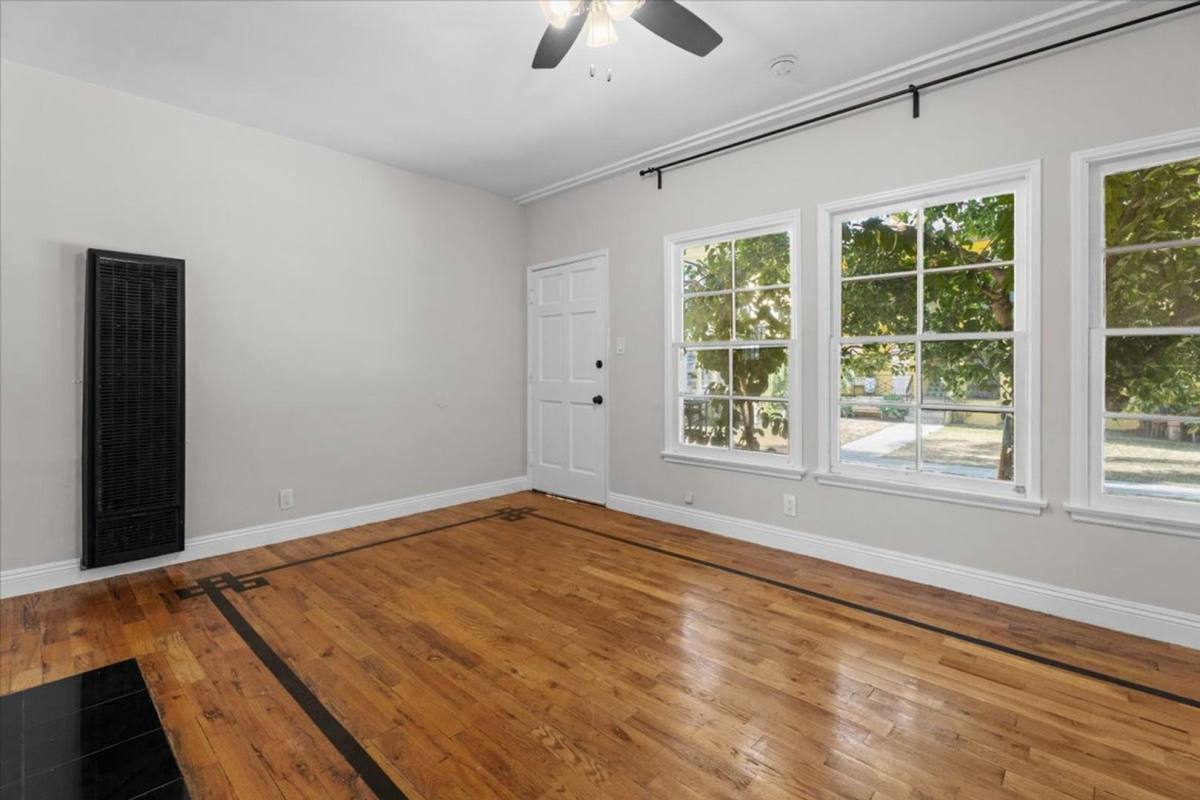 Apartment for rent at 1019-1029 S Westmoreland Ave, Los Angeles, CA 90006
