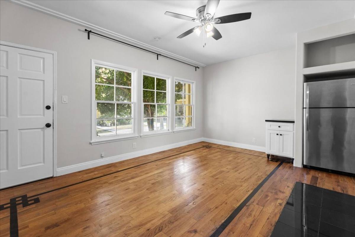 Apartment for rent at 1019-1029 S Westmoreland Ave, Los Angeles, CA 90006