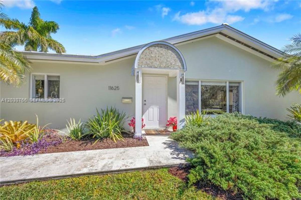House for rent at 11625 SW 70th Ave, Miami, FL 33156