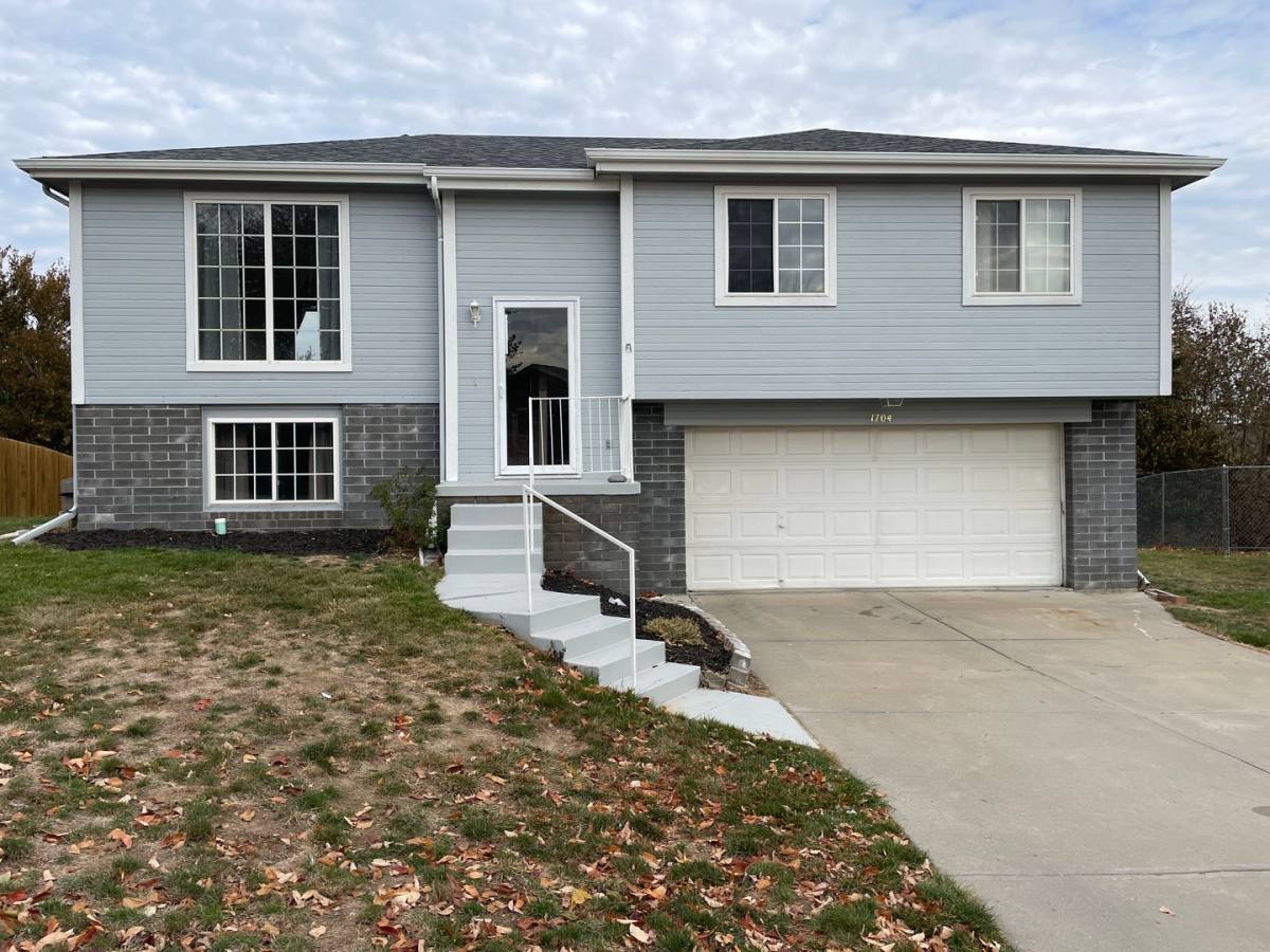 House for rent at 1704 Yorktown St, Bellevue, NE 68123