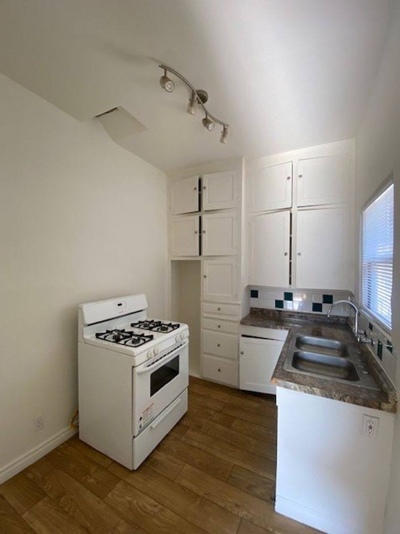 Apartment for rent at 1702-1708 Pacific Ave, Long Beach, CA 90813