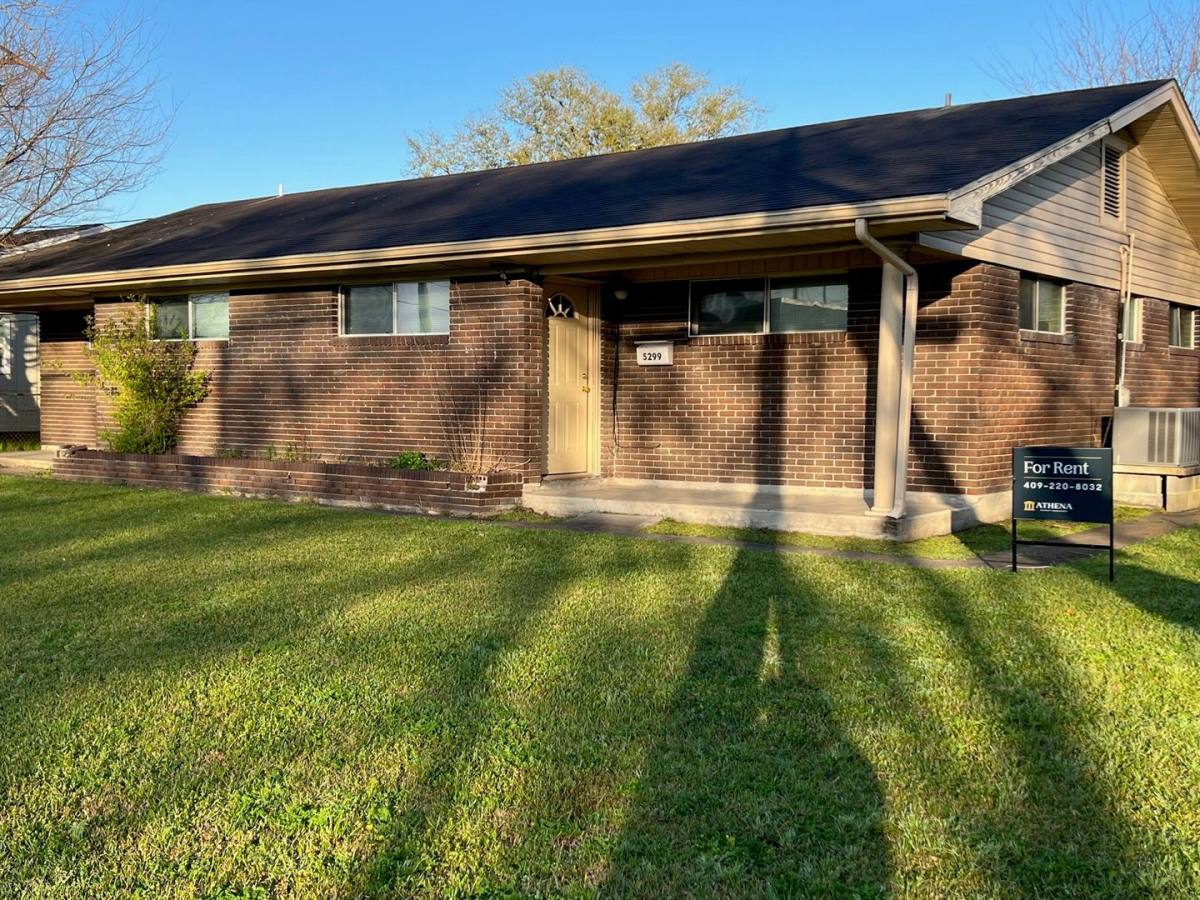 Apartment for rent at 25th St, Groves, TX 77619