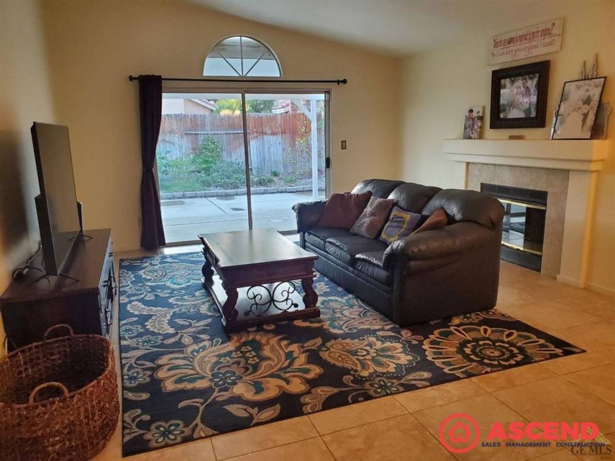 House for rent at 917 Sand Creek Dr, Bakersfield, CA 93312