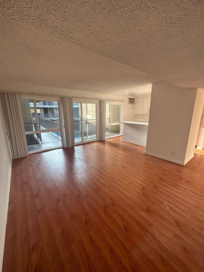 Apartment for rent at 511 N Kenmore Ave, Los Angeles, CA 90004