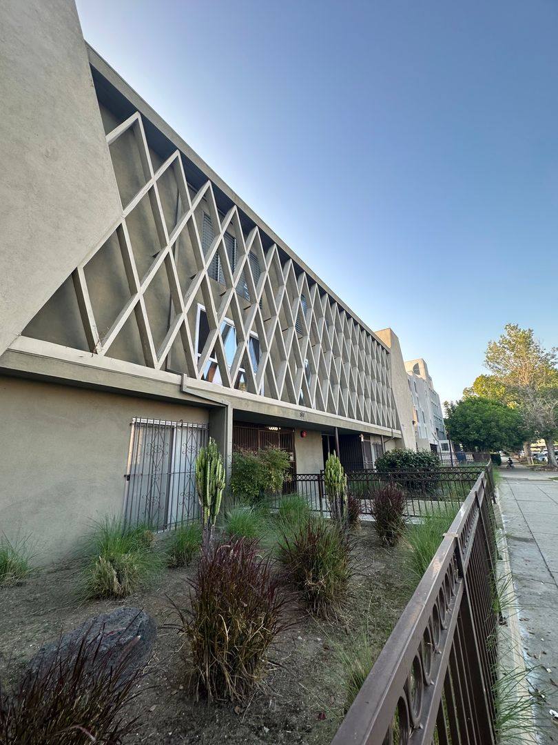 Apartment for rent at 511 N Kenmore Ave, Los Angeles, CA 90004