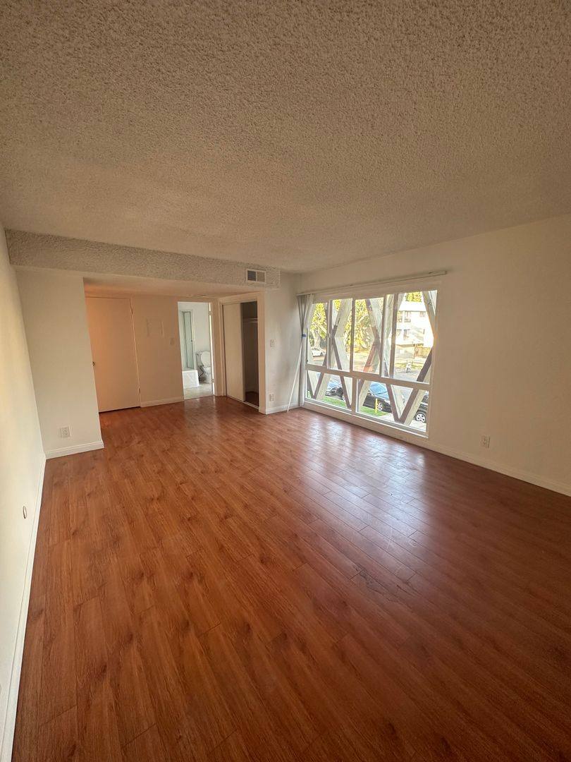Apartment for rent at 511 N Kenmore Ave, Los Angeles, CA 90004
