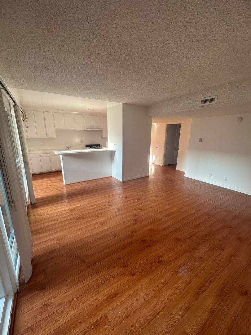 Apartment for rent at 511 N Kenmore Ave, Los Angeles, CA 90004