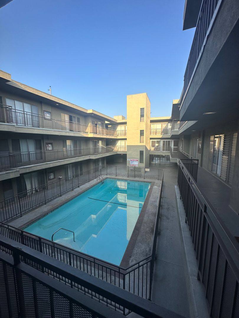 Apartment for rent at 511 N Kenmore Ave, Los Angeles, CA 90004