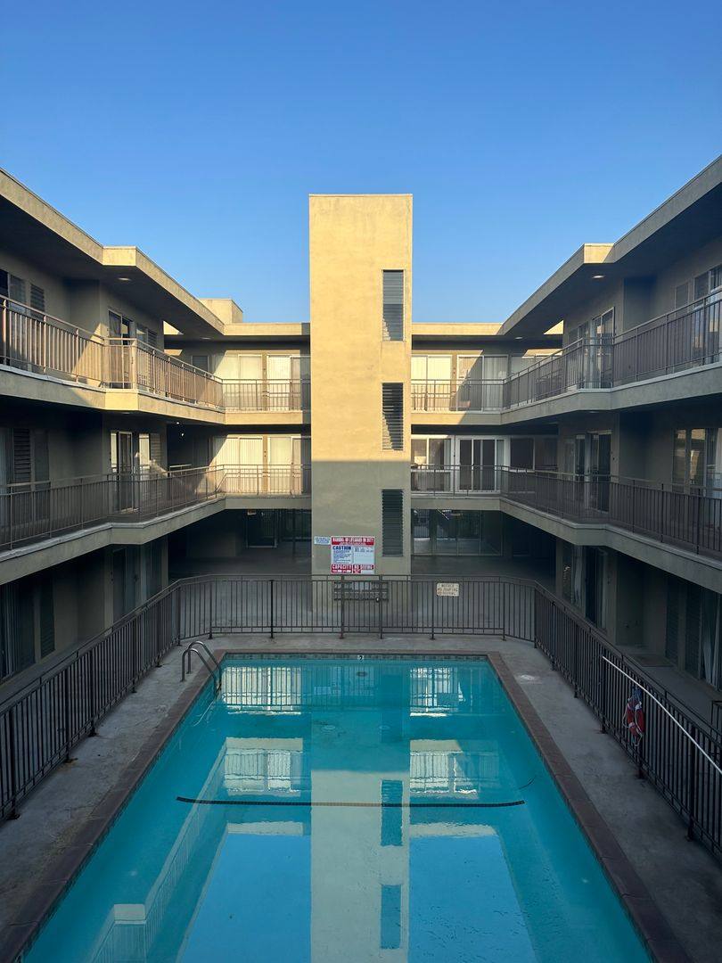 Apartment for rent at 511 N Kenmore Ave, Los Angeles, CA 90004
