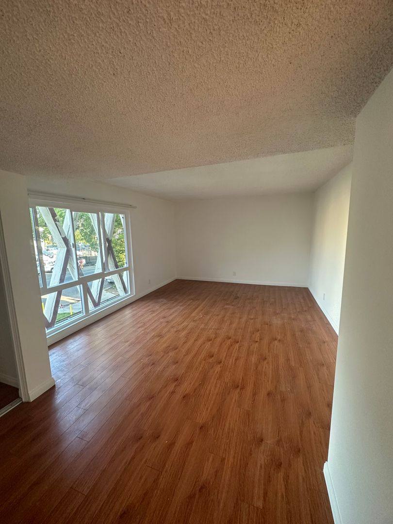 Apartment for rent at 511 N Kenmore Ave, Los Angeles, CA 90004