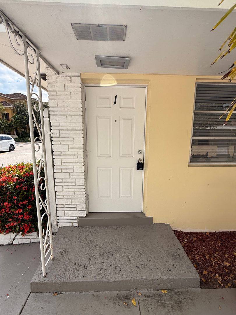 Apartment for rent at 405 6th Ave S, Lake Worth Beach, FL 33460