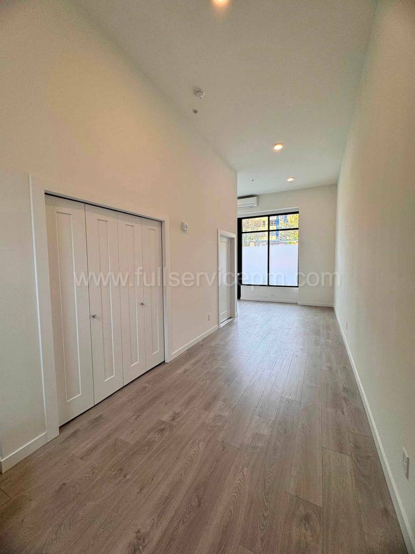 Townhouse for rent at 11208 Pineshurst Way NE, Seattle, WA 98125
