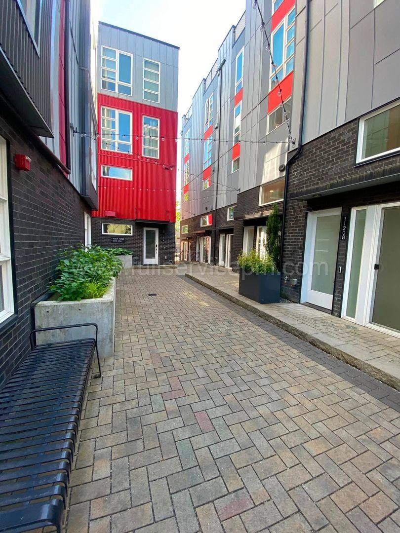Townhouse for rent at 11208 Pineshurst Way NE, Seattle, WA 98125