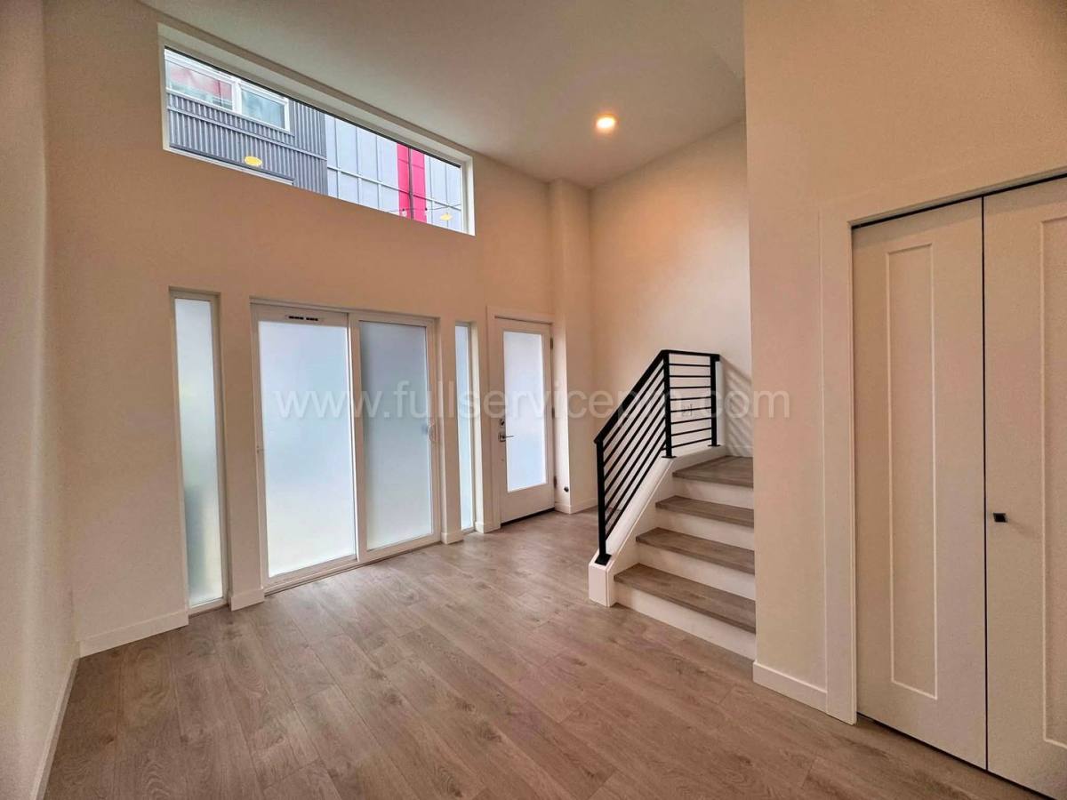 Townhouse for rent at 11208 Pineshurst Way NE, Seattle, WA 98125