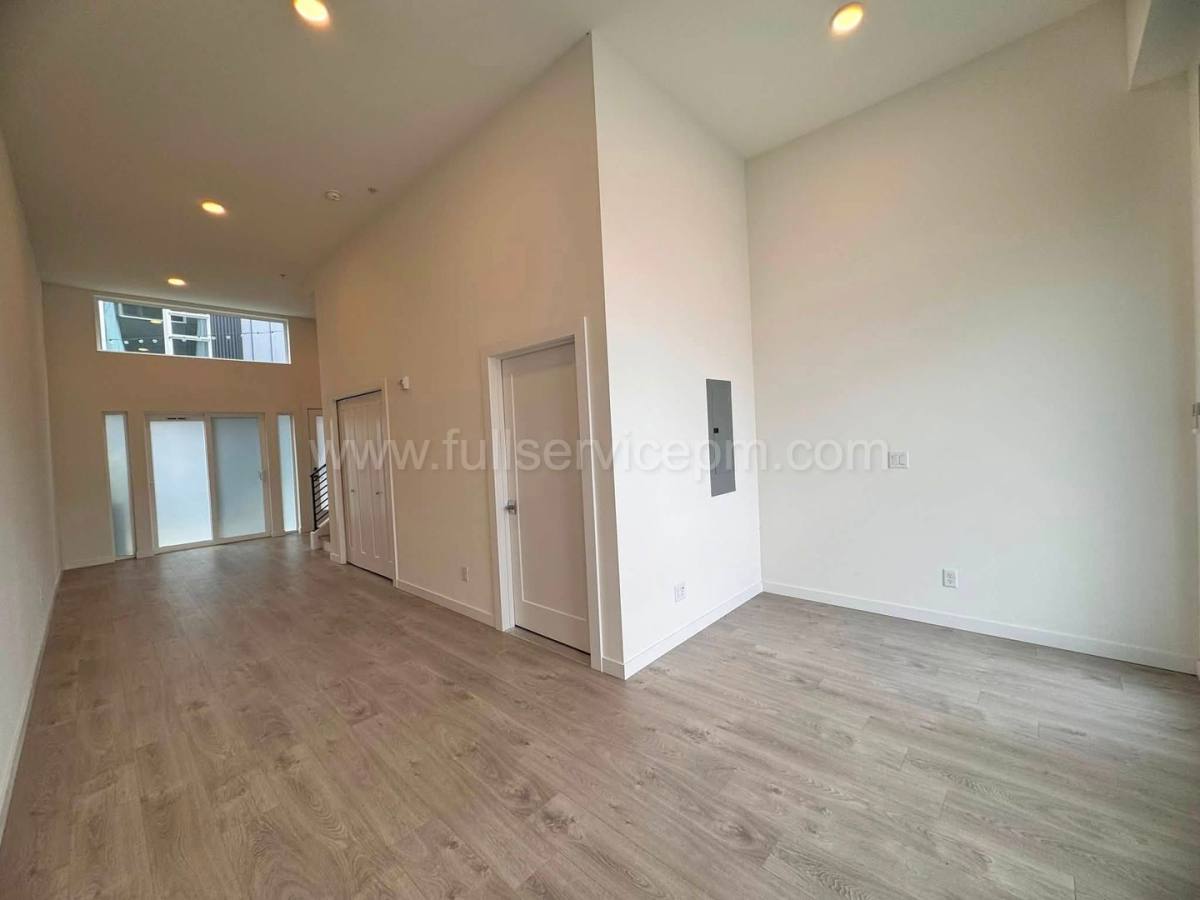 Townhouse for rent at 11208 Pineshurst Way NE, Seattle, WA 98125