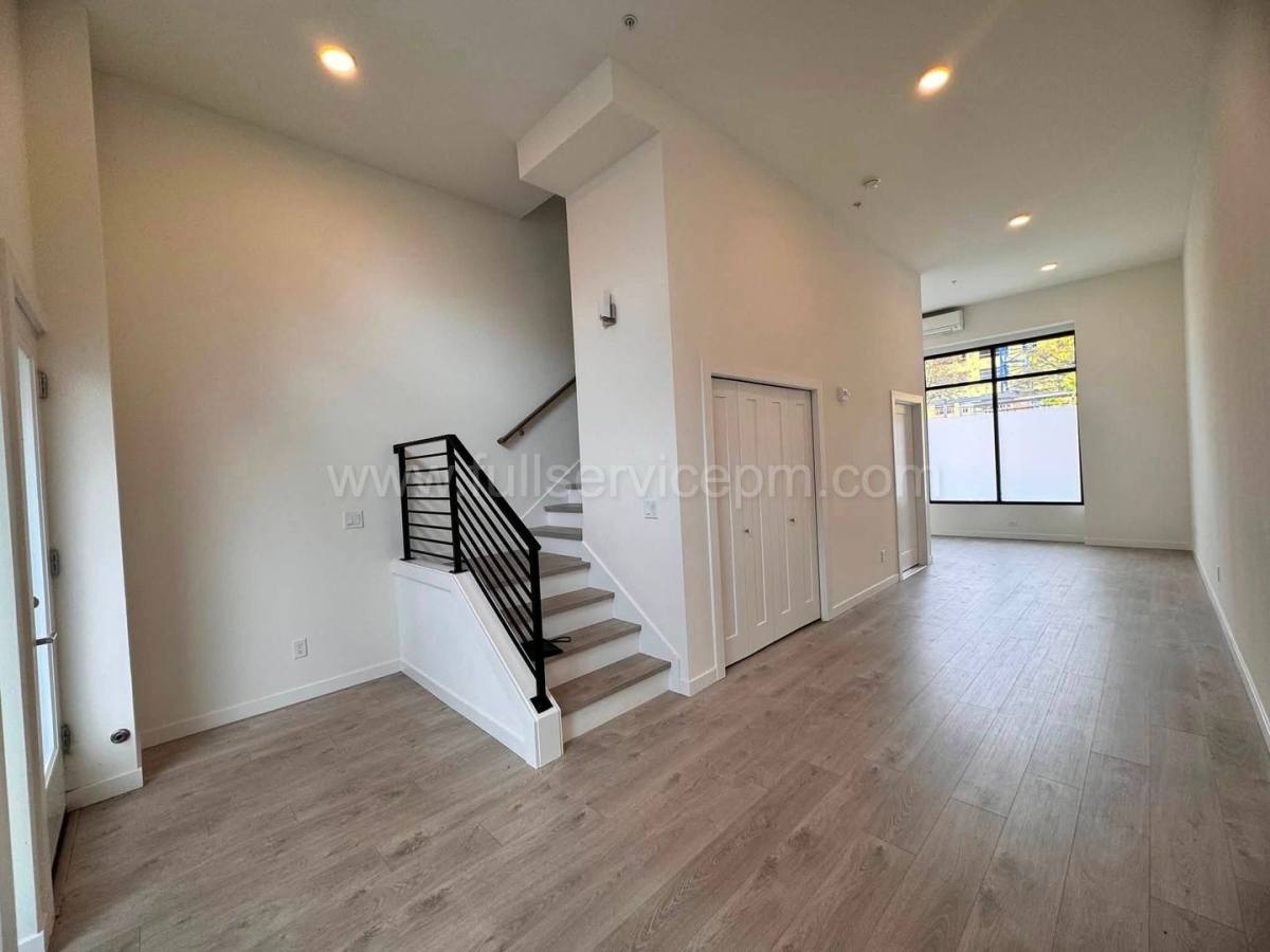 Townhouse for rent at 11208 Pineshurst Way NE, Seattle, WA 98125